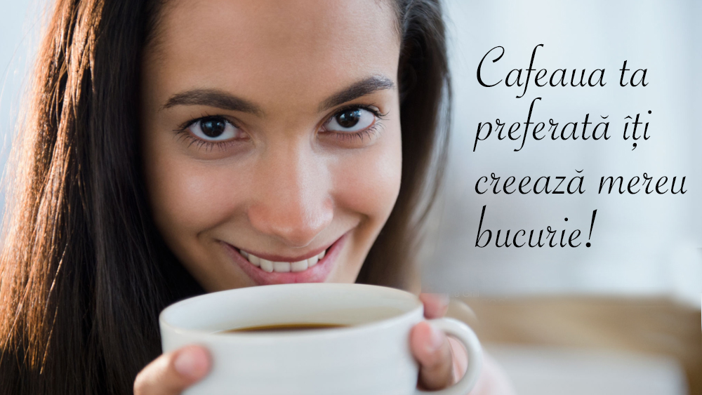femeie ceasca alba de cafee